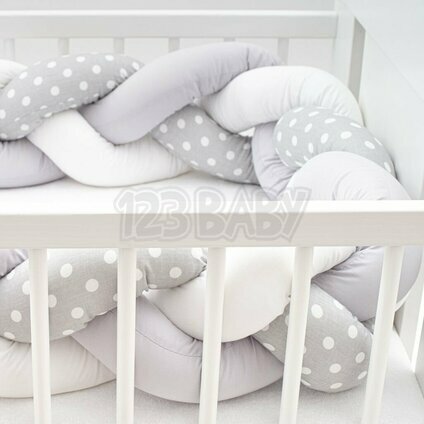Ochranný mantinel do postieľky vrkoč New Baby Bodka sivo-biely